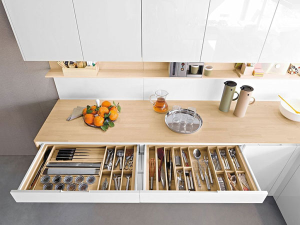 https://www.livingbiginatinyhouse.com/media/website_pages/inspiration/space-saving-ideas-small-kitchen/organisation-in-the-kitchen.jpg