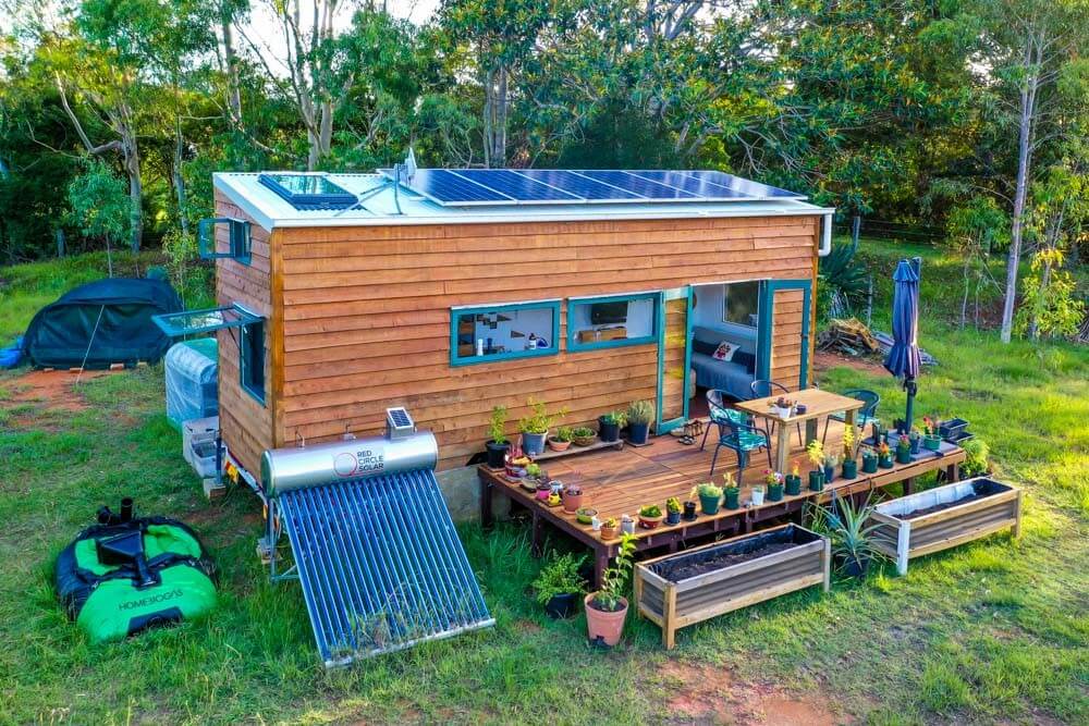 Living Big in a Tiny House - Amazing Off-The-Grid Tiny House Has ...